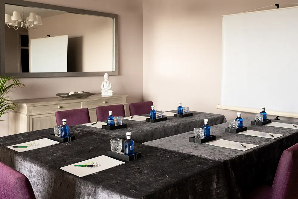 Hotel Cardamomo Sigüenza mesa con botellas