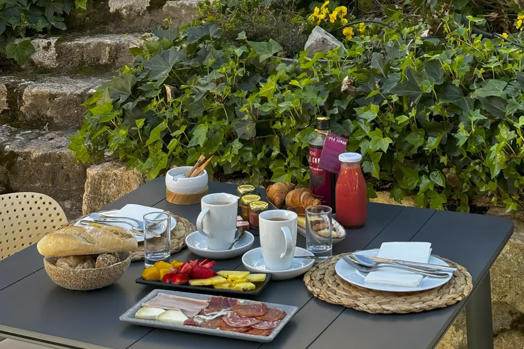 Nuestro Desayuno jardin Hotel Restaurante Cardamomo Sigüenza en Guadalajara
