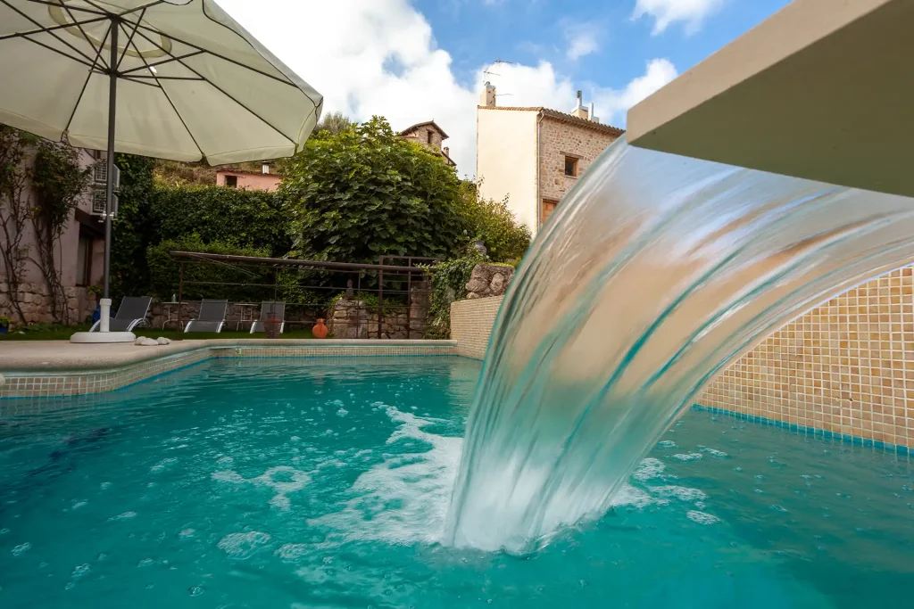 Piscina EXTERIOR Hotel Restaurante Cardamomo Sigüenza en Guadalajara